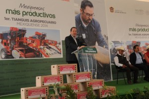 Eruviel Ávila - Tianguis Agropecuario 6