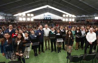 Entrega de laptops a estudiantes de excelencia en Tlalnepantla