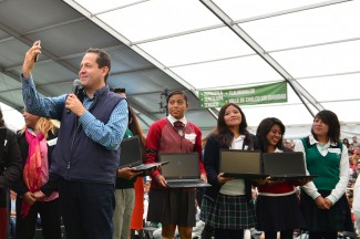 Entrega de laptops en Chalco