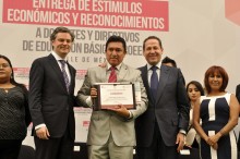 Entrega de estímulos económicos y reconocimientos a maestros de educación básica