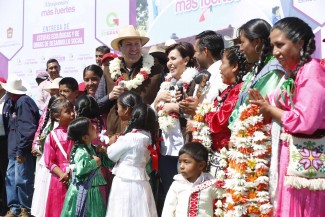 Entrega de viviendas, estufas ecológicas y pisos firmes