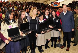 Entrega de Acciones por la Educación